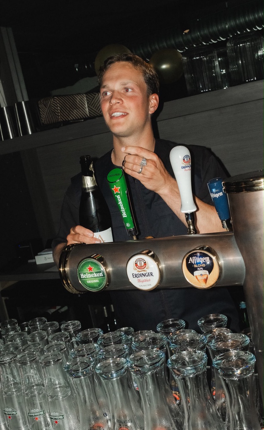 Aan de tap, achter de bar