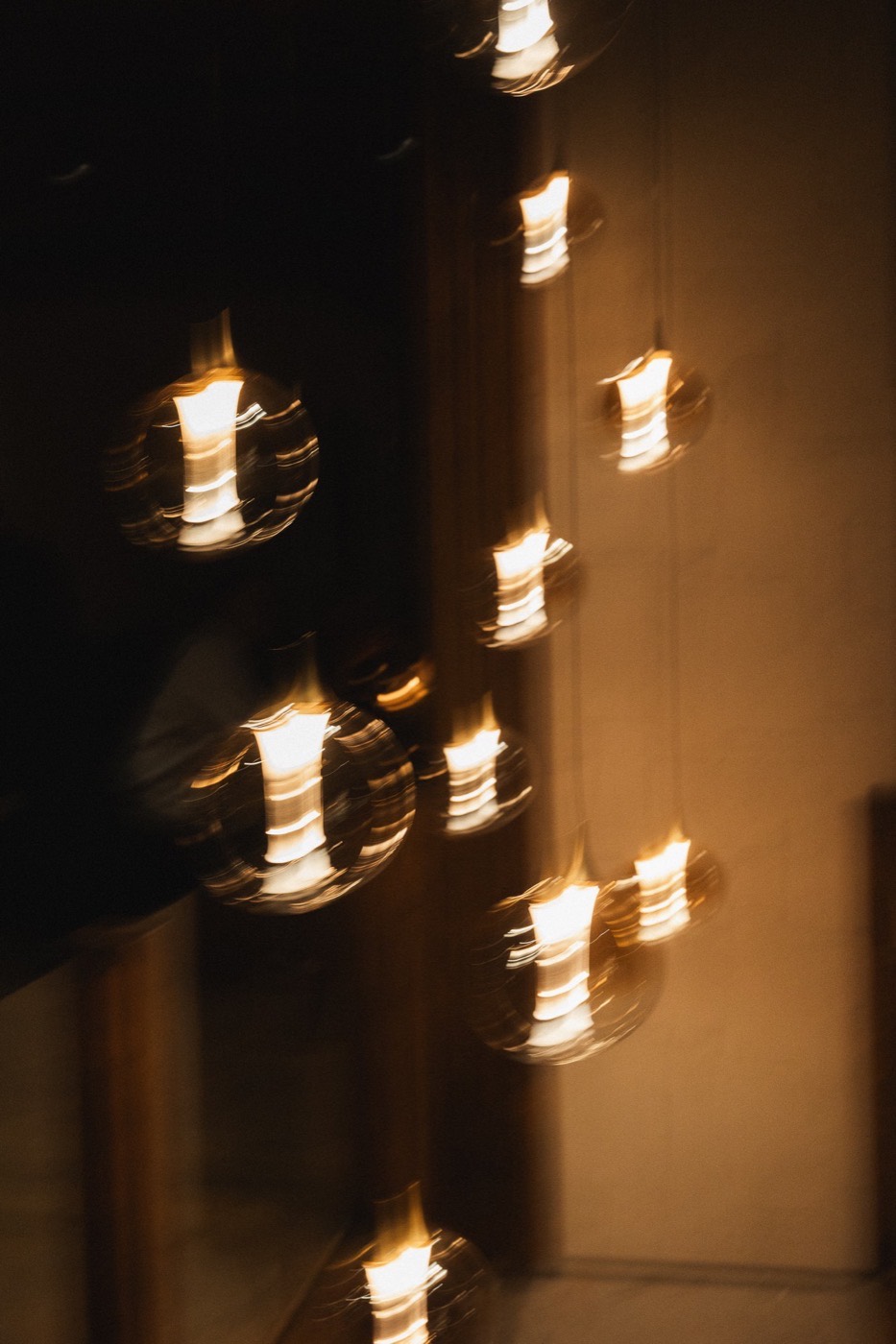 Glazen hanglampen in het schemerdonker