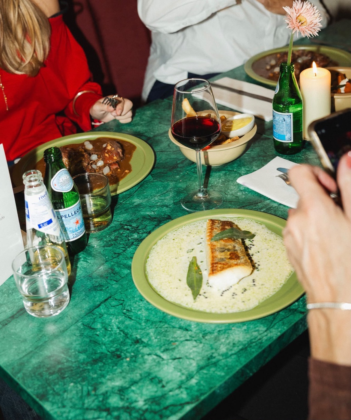 Een tafel vol gerechten en wijn, gedeeld met het hele gezelschap